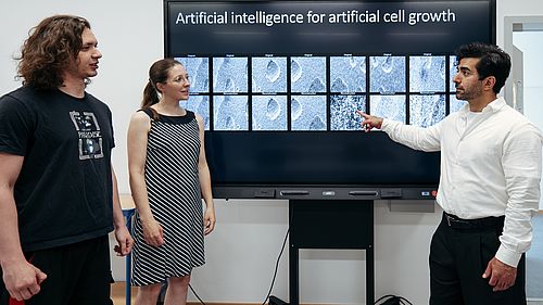 Prof. Dr. Hamed Tabkhi (rechts), Associate Professor im Department of Electrical and Computer Engineering der University of North Carolina at Charlotte, besuchte Prof. Dr. Dr. Theresa Götz (Mitte) und weitere Hochschulvertreterinnen und -vertreter an der OTH Amberg-Weiden, um über KI-Projekte zu sprechen
