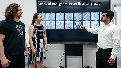Prof. Dr. Hamed Tabkhi (rechts), Associate Professor im Department of Electrical and Computer Engineering der University of North Carolina at Charlotte, besuchte Prof. Dr. Dr. Theresa Götz (Mitte) und weitere Hochschulvertreterinnen und -vertreter an der OTH Amberg-Weiden, um über KI-Projekte zu sprechen