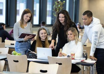 Studierende des Studiengangs Betriebswirtschaft Studierende beim Arbeiten in einer Gruppe