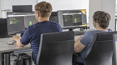 Zwei Schüler sitzen vor Computer