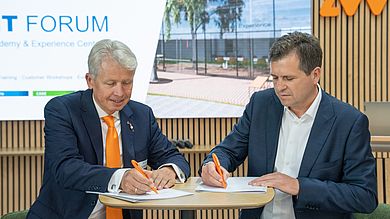 Zum Auftakt der Konferenz in Heideck unterzeichneten Hochschulpräsident Prof. Dr. Clemens Bulitta (l.) und Geschäftsführer der HT Group Thomas Fritsch eine Kooperationsvereinbarung. Damit ist die HT Group neuer Innovativer LernOrt der OTH Amberg-Weiden