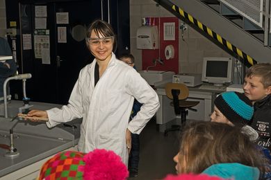 Kinder zu Gast Labor für Kunststoffverarbeitung