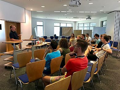 Vizepräsident Prof. Ulrich Müller (links) bei einem Workshop