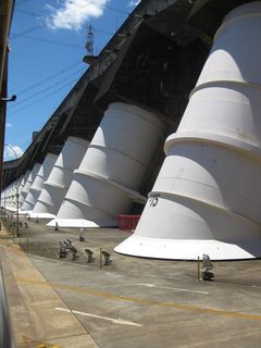 Die Zulaeufe der 20 Francisturbinen vom Itaipudamm mit jeweils 12 Metern Durchmesser und einer jeweiligen Durchflussmenge von 700 Kubikmetern pro Sekunde