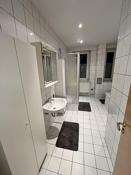 Bad mit Dusche, Badewanne, WC und Waschmaschine 