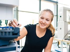 Studentin im Wassertechnologie Labor am Gaschromatographen