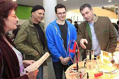 Prof. Werner Prell, Kooperationspate für die FOS-BOS Schwandorf, stellt die OTH Amberg-Weiden vor