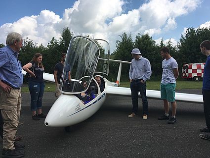 Studierende am Segelflugzeug