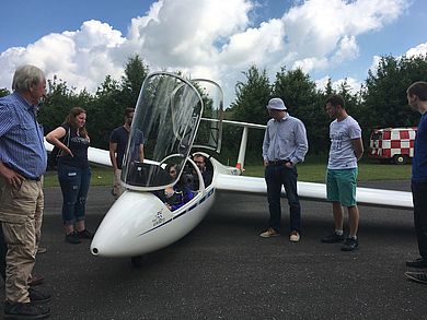 Studierende am Segelflugzeug