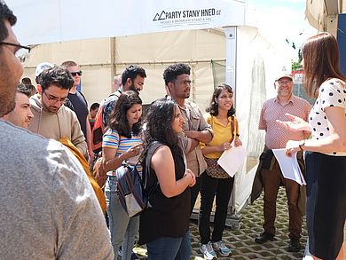 Romana Suchá stellt den Studierenden und Prof. Heckmann die Uni Pilsen vor