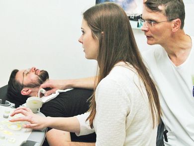 Studierende erleben vor Ort, wie Medizintechnik in Kliniken eingesetzt wird. 