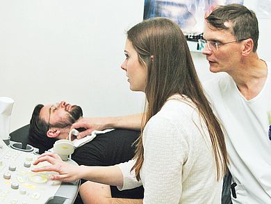 Studentin mit Ultraschallgerät