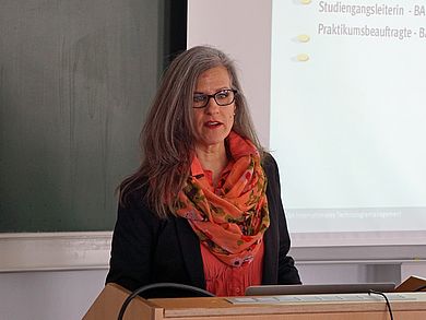 M.A. (USA) Amy De Vour-Schön, Fakultät Wirtschaftsingenieurwesen, präsentierte am Ende der Veranstaltung den Studiengang Internationales Technologiemanagement. 