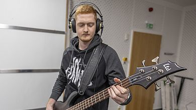 Sam König mit Bassgitarre