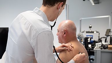 Vor dem Test findet eine medizinische Untersuchung statt