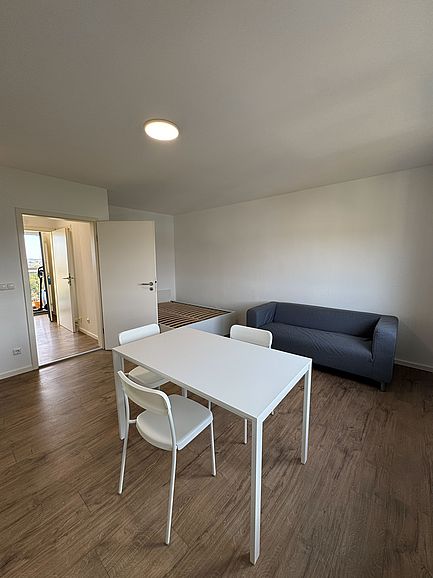 Wohnbereich mit Tisch und Couch Wohnbereich mit Tisch und Couch