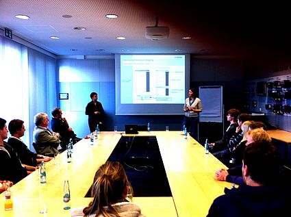 Im Rahmen der Vorlesung „Internationales Patentrecht“ besuchten Studierende des Patentingenieurwesens (Fakultät Maschinenbau/Umwelttechnik) mit Frau Prof. Dr. Andrea Klug und Herrn Prof. Dr. Jürgen Schade (Präsident des Deutschen Patent- und Marken