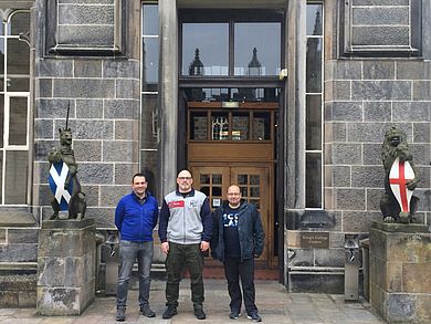 Vertreter der OTH Amerg-Weiden vor dem Eingang der Universität Aberdeeen