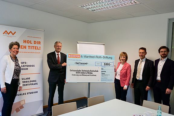 Sabine Märtin (OTH Professional), Anton Gleixner (Niederlassungsleiter NORMA-Niederlassung Regenstauf), Vizepräsidentin Prof. Dr. Christiane Hellbach, Martin Golker (Verkaufsleiter NORMA Regenstauf) und Michael Irrgang (Student Handels- und Dienstleistungsmanagement)