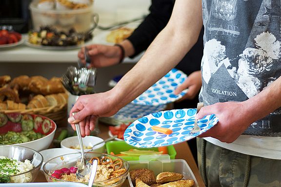 Teilnehmer des Kurses bedienen sich am Buffet