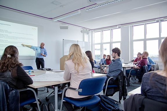 Studierende während der Vorlesung Studierende während der Vorlesung