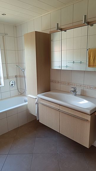 Badezimmer mit Dusche und Badewanne