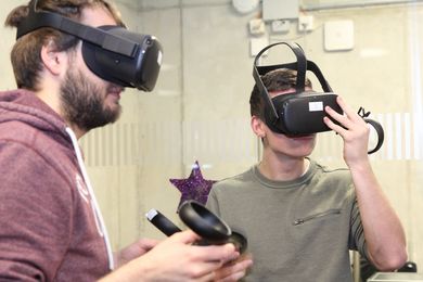 Zwei Menschen haben VR-Brillen auf