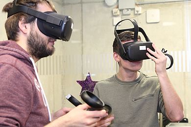 Zwei Menschen haben VR-Brillen auf