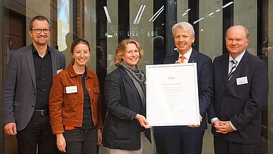 Gruppenfoto mit Horsch-Vertreterinnen und Urkunde