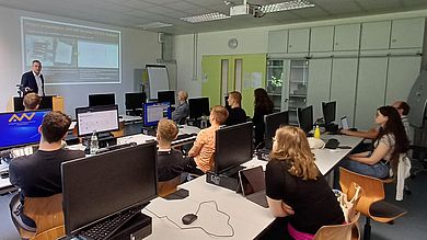 Christian Köllner spricht vor Studierenden