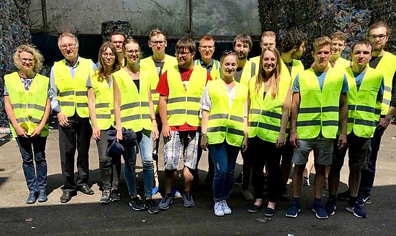 TeilnehmerInnen der Exkursion zur Wertstoff-Sortieranlage von links: Geschäftsführerin Marion Bergler, Prof. Dr. jur. Otto K. Dietlmeier, OTH Amberg-Weiden, mit Studierenden des Master-Studiengangs Umwelttechnologie 