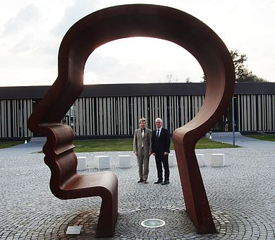 Im Rahmen der Ringvorlesung Medizintechnik referierte Dipl.-Ing. Johannes Dehm (VDE Verband der Elektrotechnik Elektronik Informationstechnik e.V.) auf Einladung von Prof. Dr. med. Clemens Bulitta (Studiengang Medizintechnik) zum Thema „IT vernetzte Med