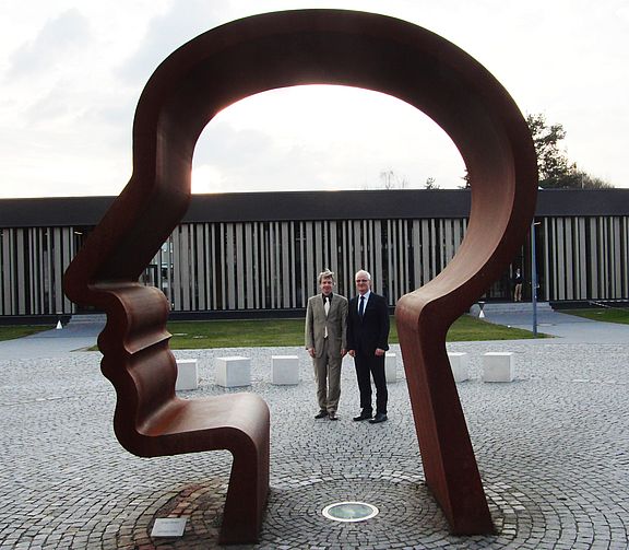 Im Rahmen der Ringvorlesung Medizintechnik referierte Dipl.-Ing. Johannes Dehm (VDE Verband der Elektrotechnik Elektronik Informationstechnik e.V.) auf Einladung von Prof. Dr. med. Clemens Bulitta (Studiengang Medizintechnik) zum Thema „IT vernetzte Med