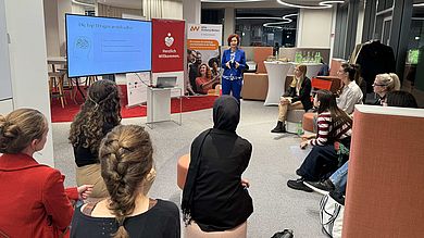 Sandra Koos von der Sparkasse Oberpfalz Nord ergänzte die Perspektive der Banken