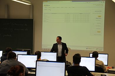 Jorge Stegemann, Minesoft LtD, Training und  Vertrieb, führte  auf Einladung von Prof. Dr. Ursula Versch Studierende im Studiengang Patentingenieurwesen in die Nutzung  der Patentdatenbank PatBase  ein und stellte die statistischen Analysemöglichkeiten 