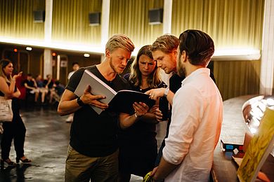 Studierende blättern im Schmitz