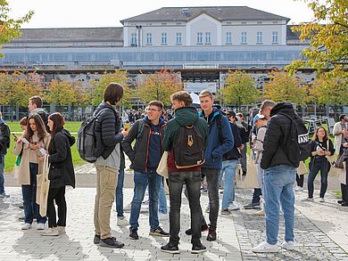 Studierende auf dem Campus