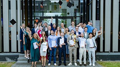 Studierende werfen Akademikerhüte in die Luft