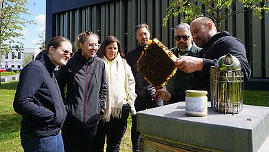 Bei einem Kennelernen mit den Bienen und ihrem Imker konnten Interessierte Fragen stellen und viel über die Insekten erfahren