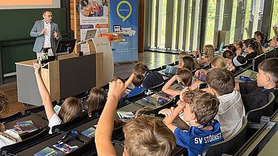 In drei Vorlesungen lernten die Schülerinnen und Schüler viel über den Einsatz von KI in der Medizin, im Journalismus und im Online-Shopping (Bild: Gabi Schönberger, Oberpfalz-Medien)