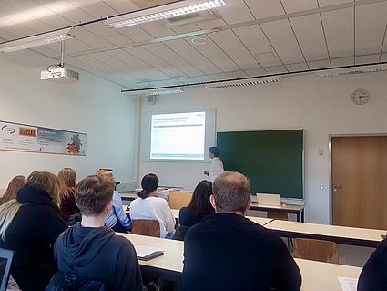 Die TeilnehmerInnen bei einer Präsentation