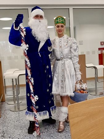 Ded Moroz mit Enkelin Snegurotschka