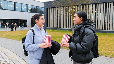 Zur Stärkung zwischendurch konnten sich die Schülerinnen und Schüler frisches Popcorn abholen.