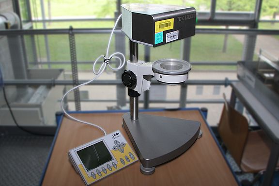 Die Oberfächenspannung von Flüssigkeiten kann mit einem Tensiometer bestimmt werden.