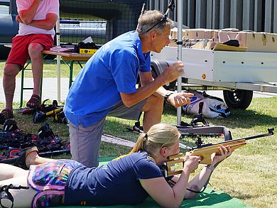Beratung am Schießstand
