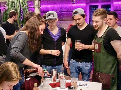 Cocktailmixen unter fachkundigen Augen des Flo vom Eisenherz (rechts mit Schürze) Cocktailmixen unter fachkundigen Augen des Flo vom Eisenherz (rechts mit Schürze)