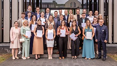 Gruppenfoto der Studiengangsbesten