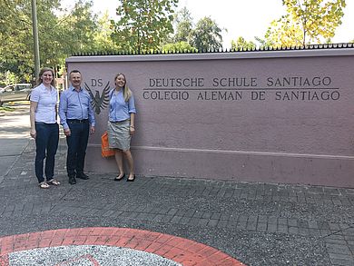 Annabelle Wolff, Ulrich Müller und Cornelia Eichinger vor dem Schriftzuge Deustche Schule Santiago