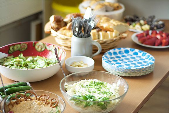 Buffet mit typischen Speisen aus verschiedenen Ländern