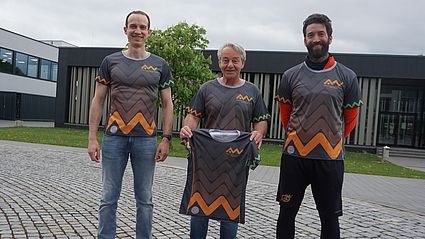 Prof. Dr. Schmidkonz, OTH-Personalchef Josef Roth und HOHPE-Geschäftsführer Christian Wolf präsentieren die neuen Trikots für den NOFI-Lauf 2024